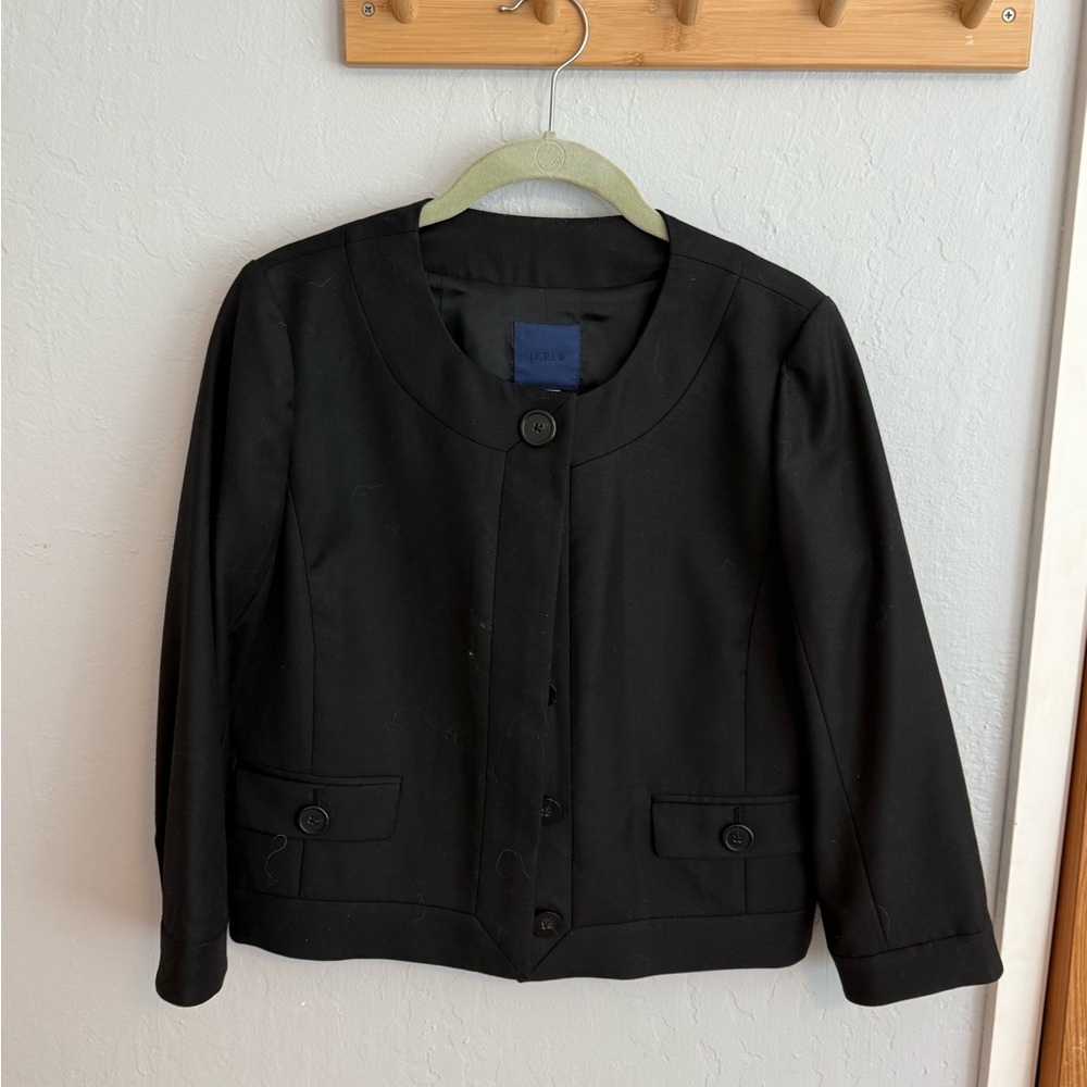 Cropped fit collarless blazer